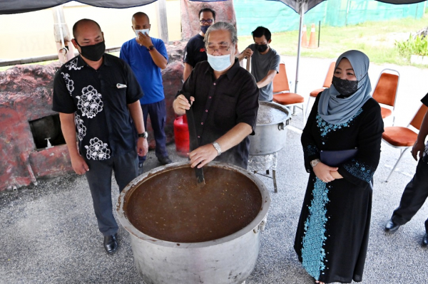 Hotel Primula Kekalkan Tradisi Masak Bubur Asyura Trdi News