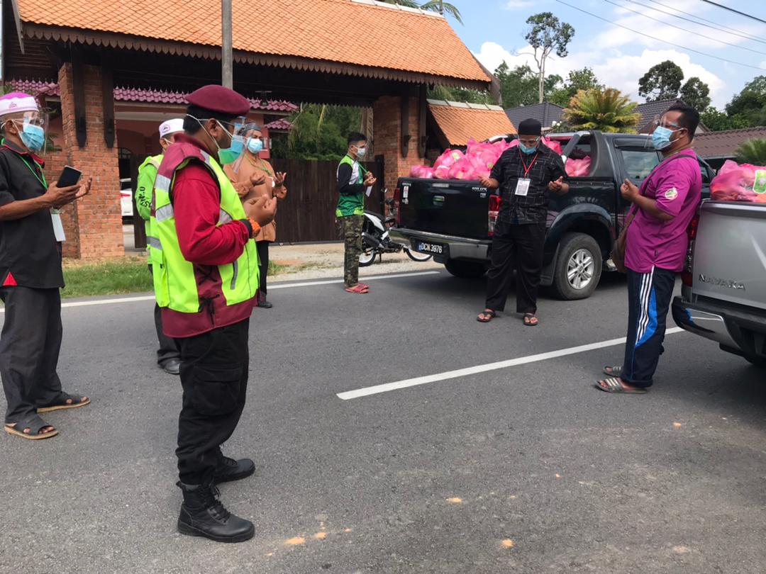 Penduduk PKPD Di Teluk Menara Terima Bantuan Bakul Makanan