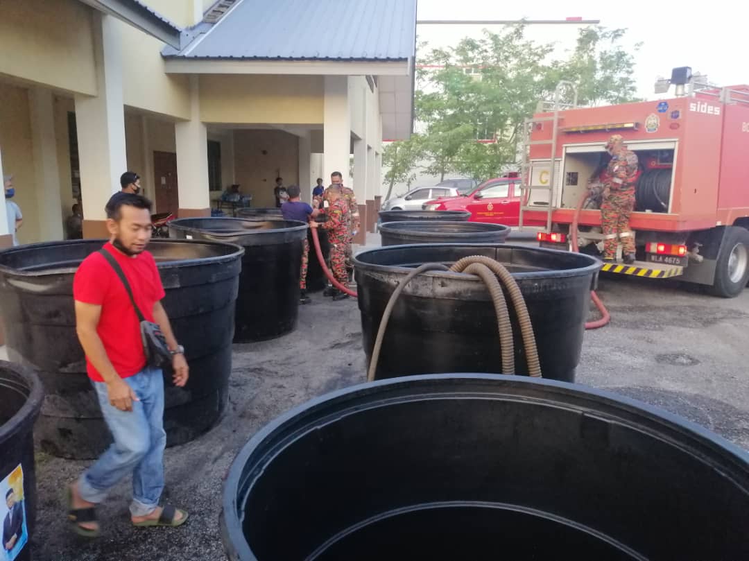 Bomba Bantu Bekalkan Air Ke Kawasan Terjejas