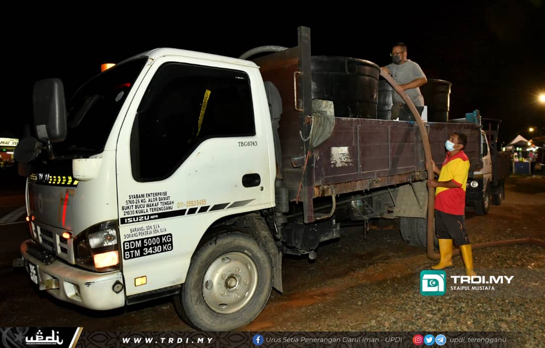 Petugas Bersengkang Mata Agih Bekalan Air