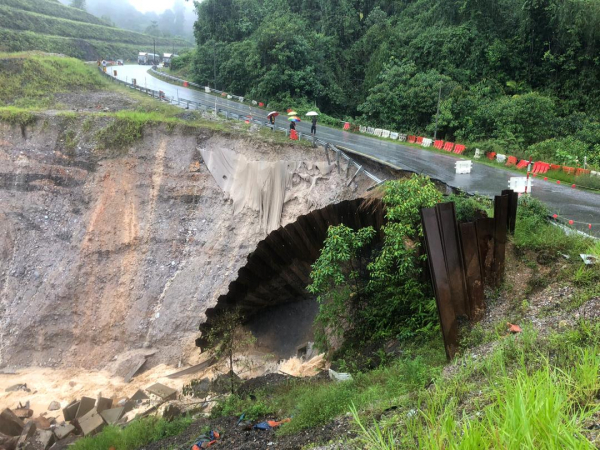 Jalan Aring-Kenyir-Kuala Jeneris Ditutup Akibat Mendapan Jalan