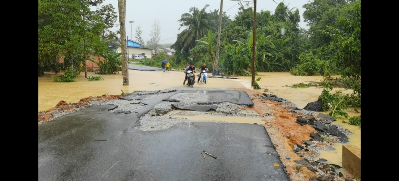 Banjir: 50 Meter Jalan Di Kampung Lubuk Panjang Runtuh