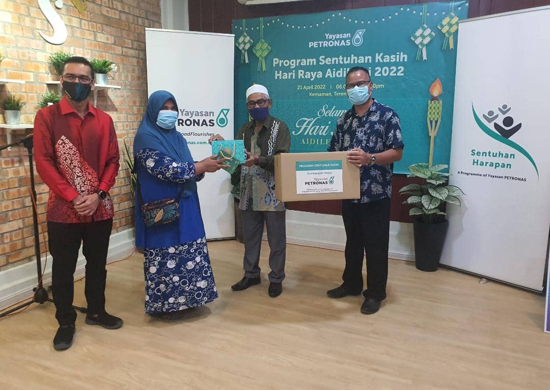 PETRONAS Sumbang Keperluan Hari Raya Kepada 1,100 Keluarga Kurang Bernasib Baik Di Pantai Timur