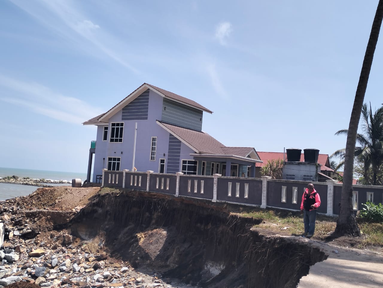 Banglo Biru Kembali Terancam Ekoran Ombak Besar