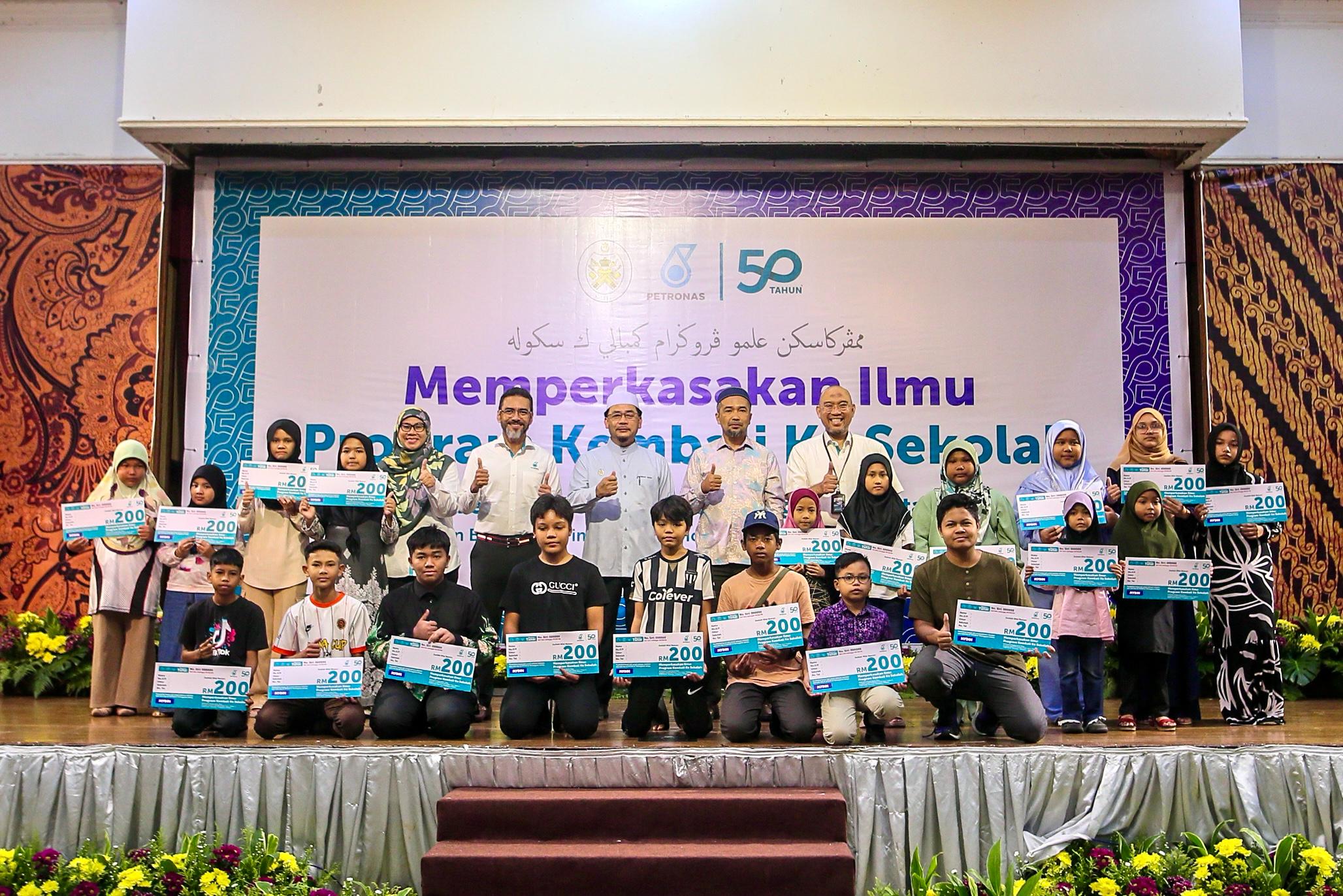 200 Pelajar Miskin Terima Sumbangan Petronas