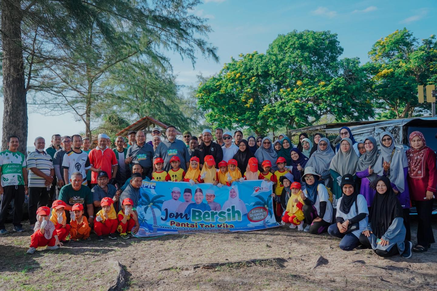 Lebih 100 Sukarelawan Sertai Gotong-Royong Bersih Pantai Tok Kita