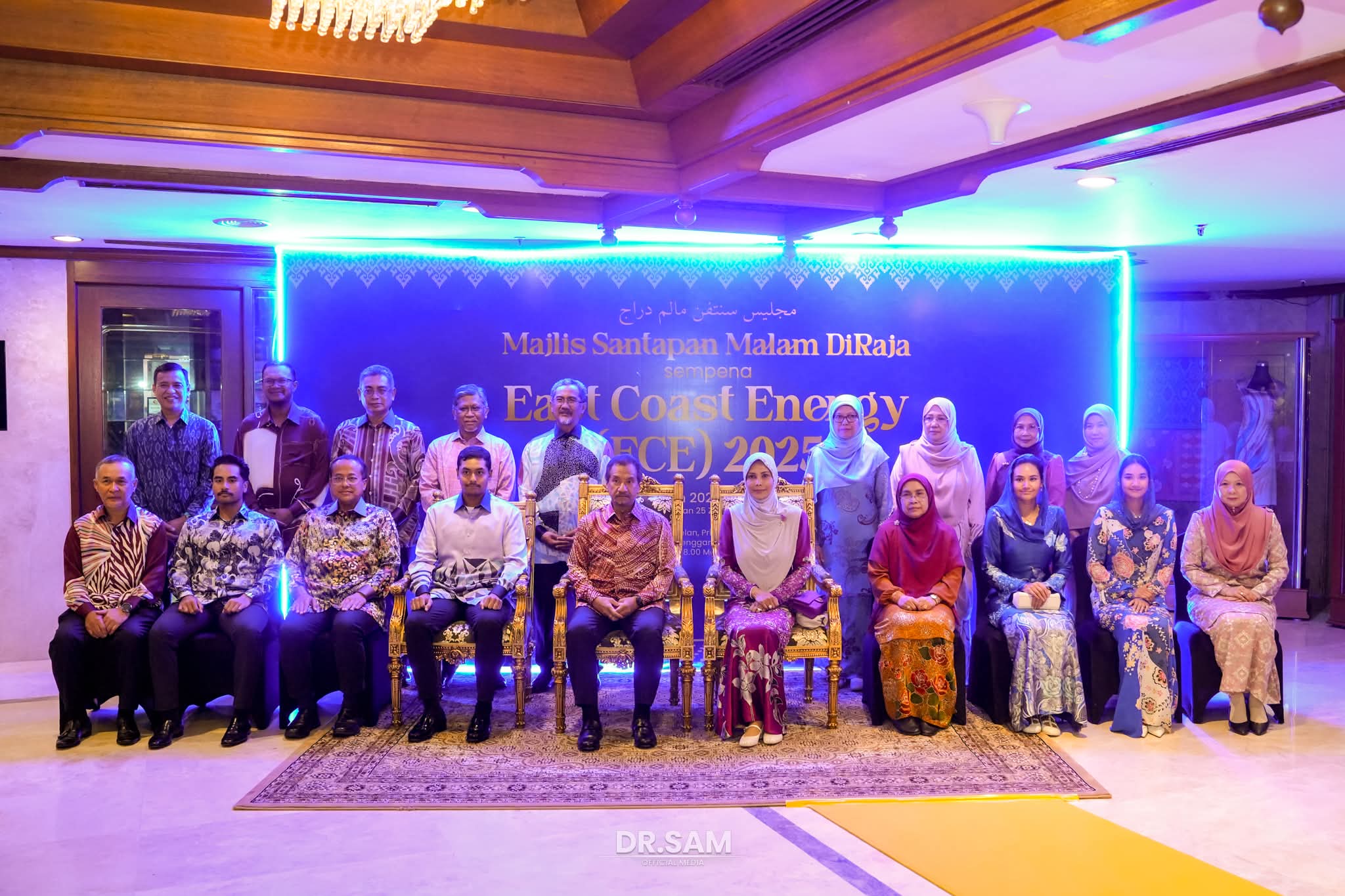 Sultan Mizan Berkenan Berangkat Ke Majlis Santapan Malam Diraja ECE 2025