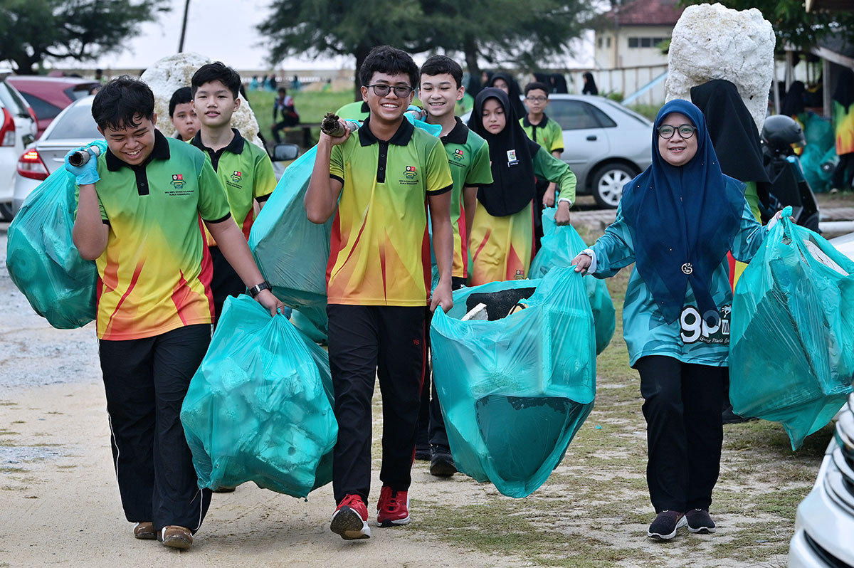 Gotong-Royong Madani SMKSS Kumpul 2.7 Tan Sampah