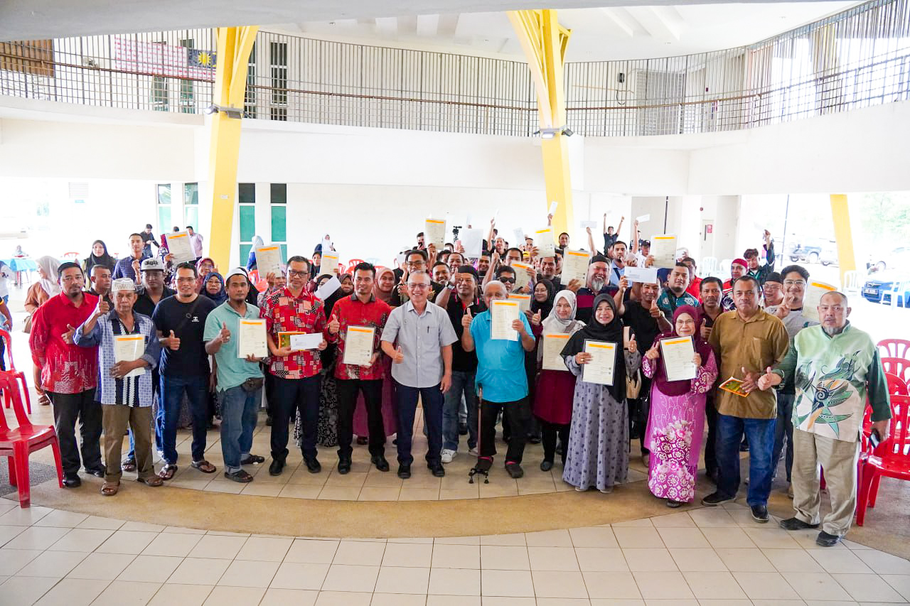 138 Rakyat Kijal Terima Dokumen Hak Milik Tanah