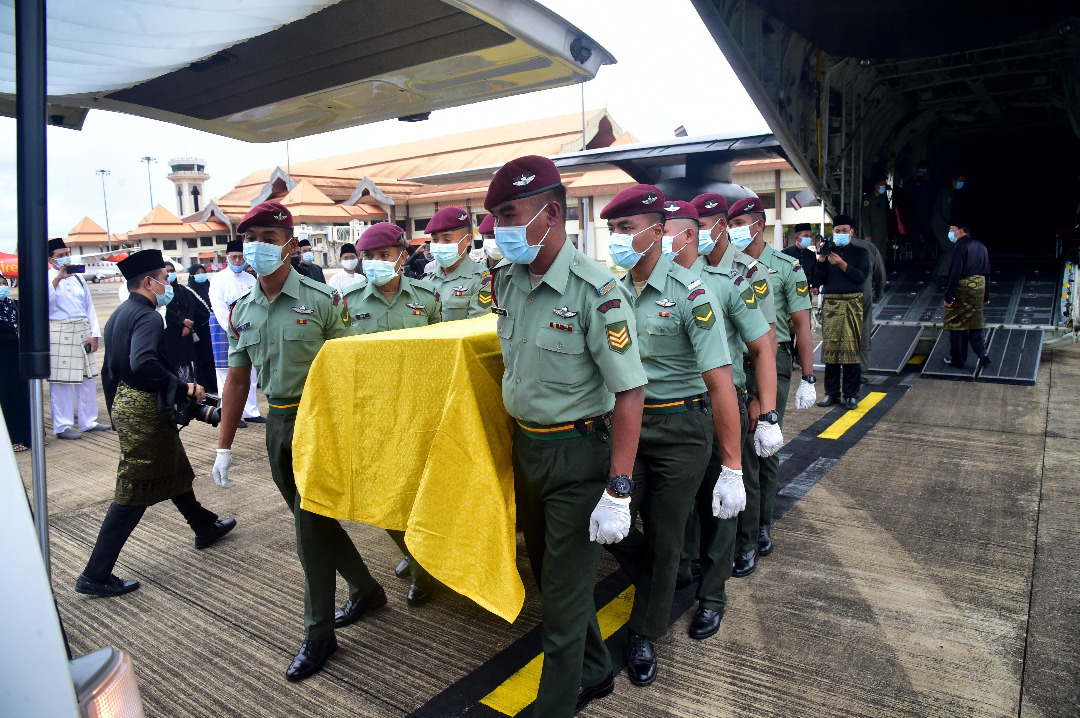 Jenazah Ayahanda Saudara Sultan Mizan Tiba Di Terengganu Untuk Dimakam