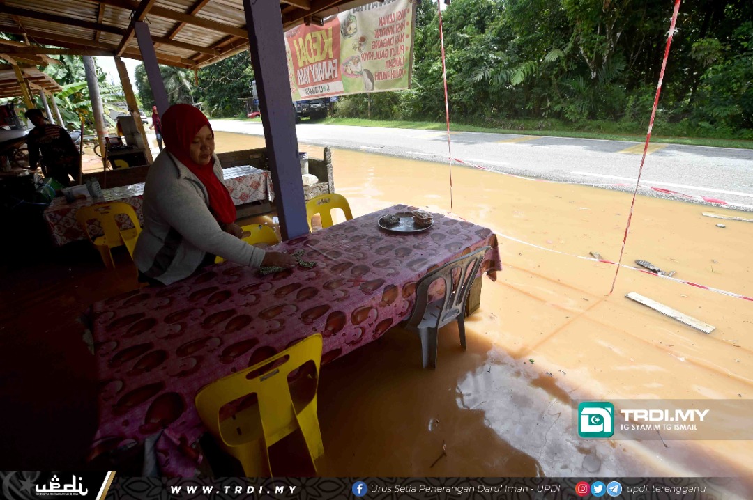 Tetap Berniaga Walaupun Kedai Dinaiki Air