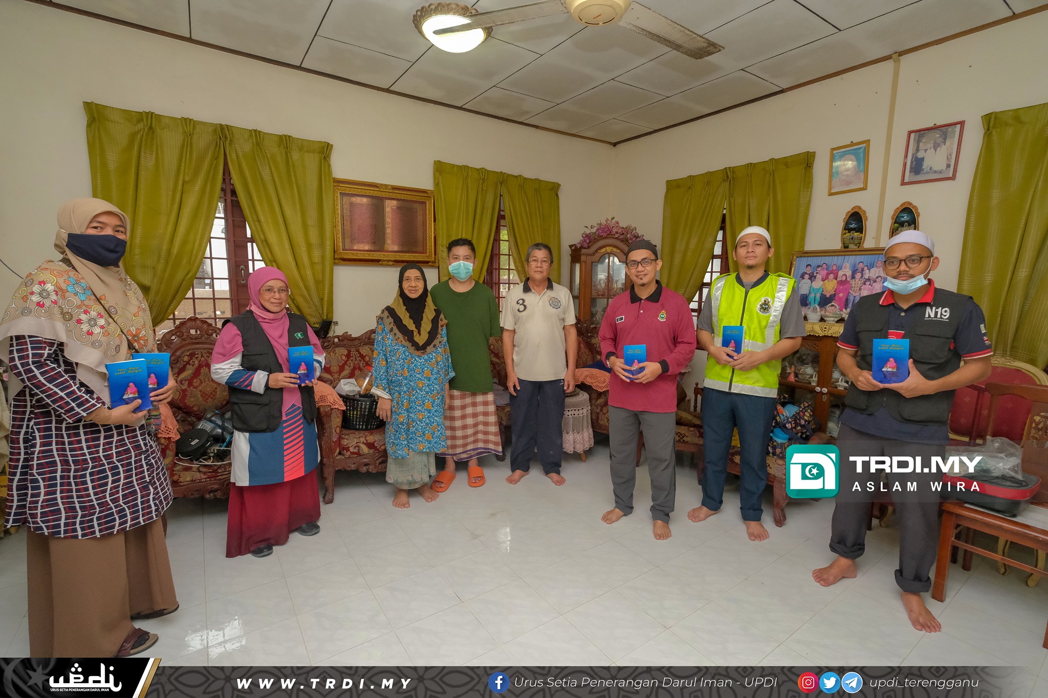Penulis Otai Hadiahkan Buku Tanda 'Terima Kasih'