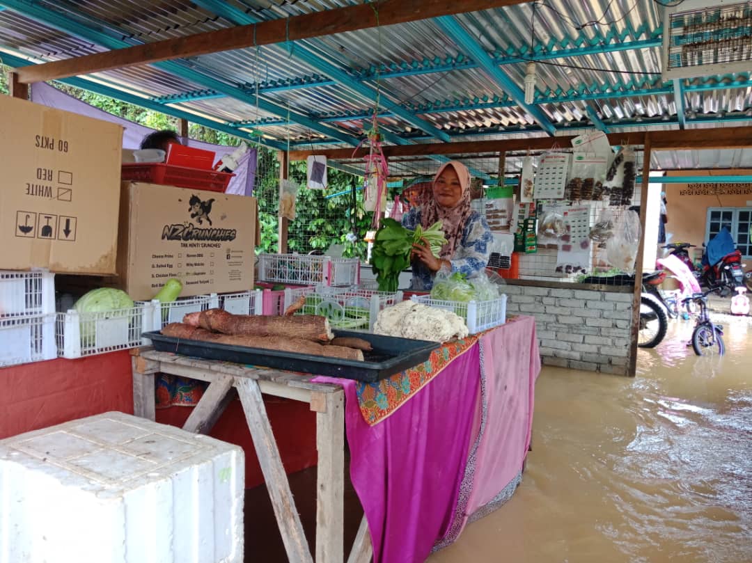 Tetap Berniaga Demi Keperluan Mangsa Banjir