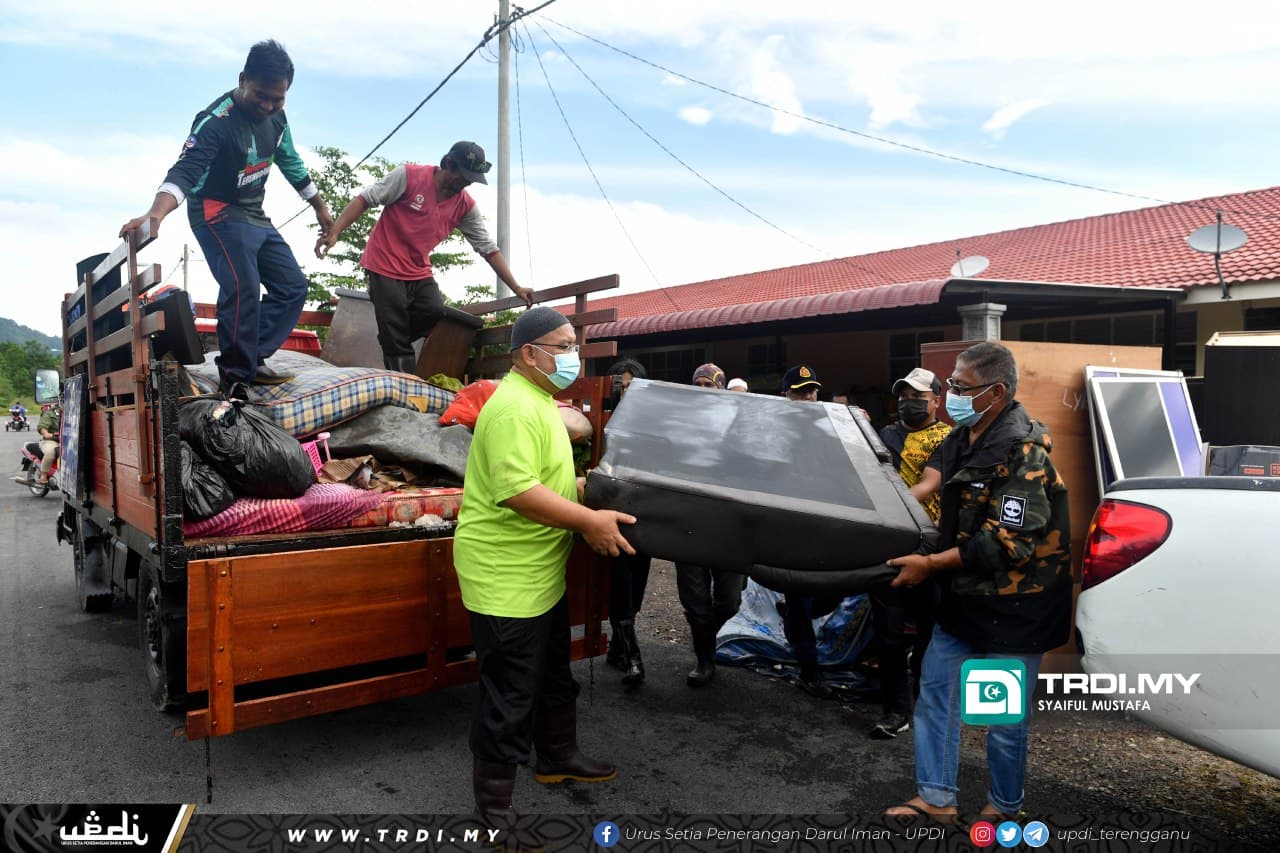 Gabungan Dua Exco Bersama 300 Sukarelawan Di Teluk Kalong