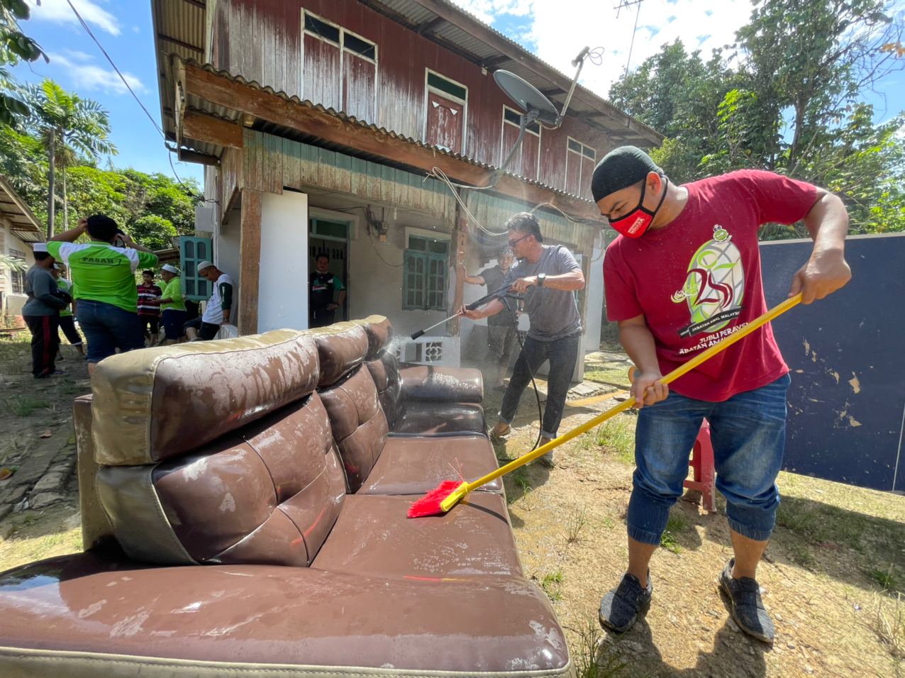 Bersih Rumah, 400 Ekor Ayam Untuk Mangsa Banjir