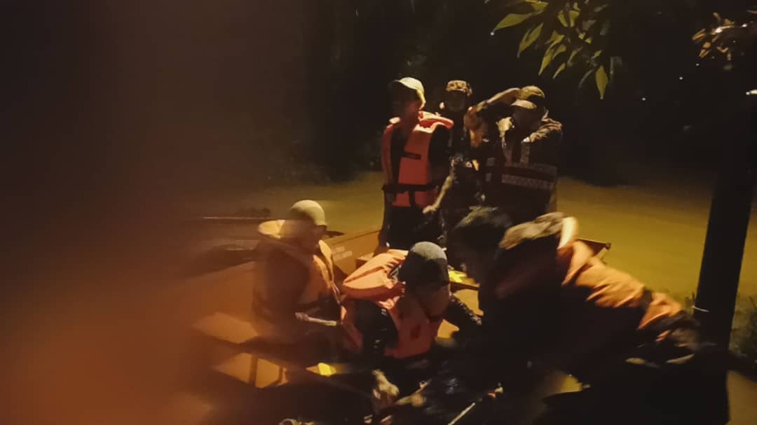 Bomba Selamatkan Tiga Beranak Terkandas Banjir