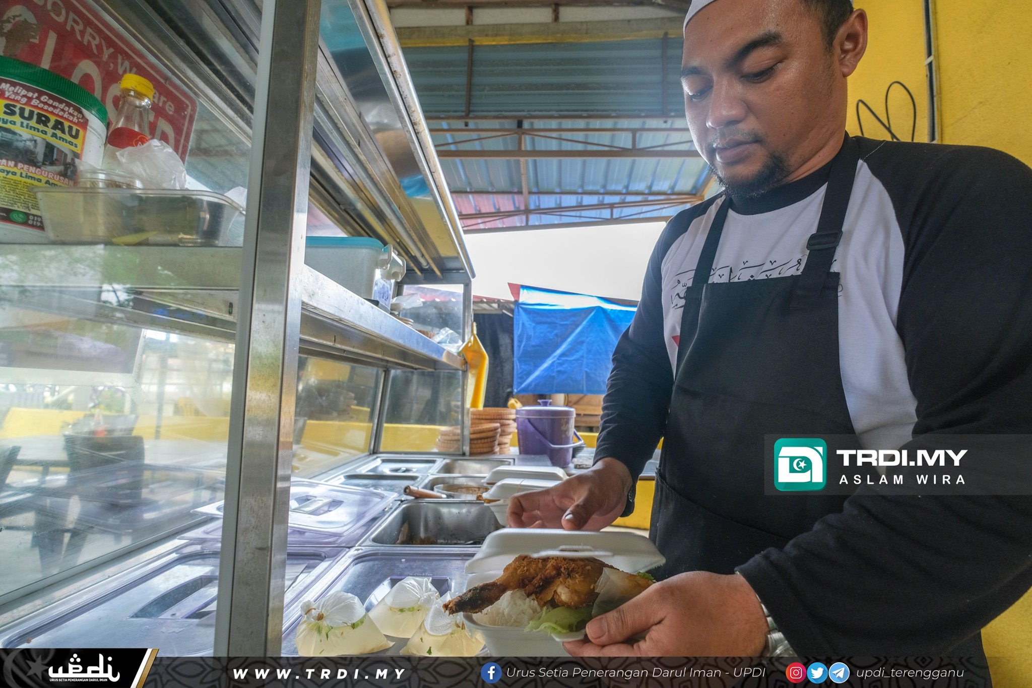 Graduan Syariah Buka Warung Ayam Penyet Berapi