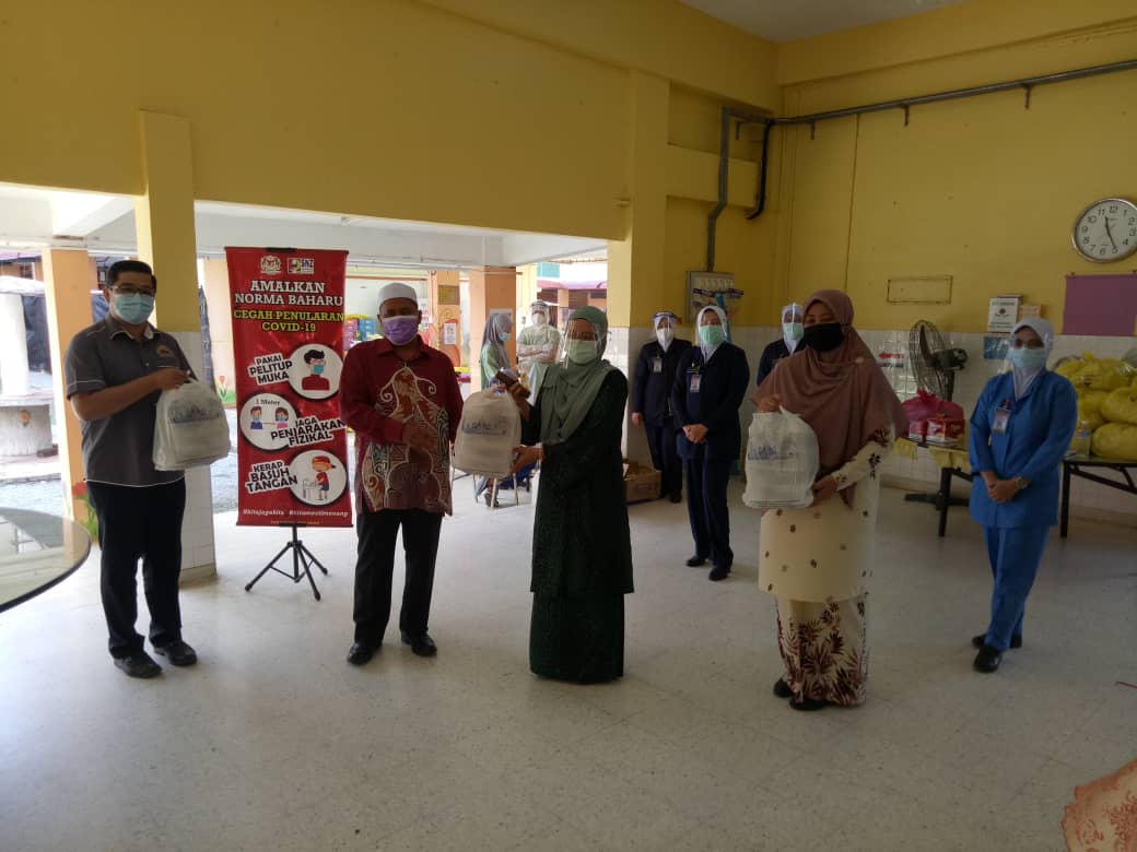 Pesakit COVID-19 Dan Petugas Barisan Hadapan Terima Hidangan Nasi Ayam Sosek