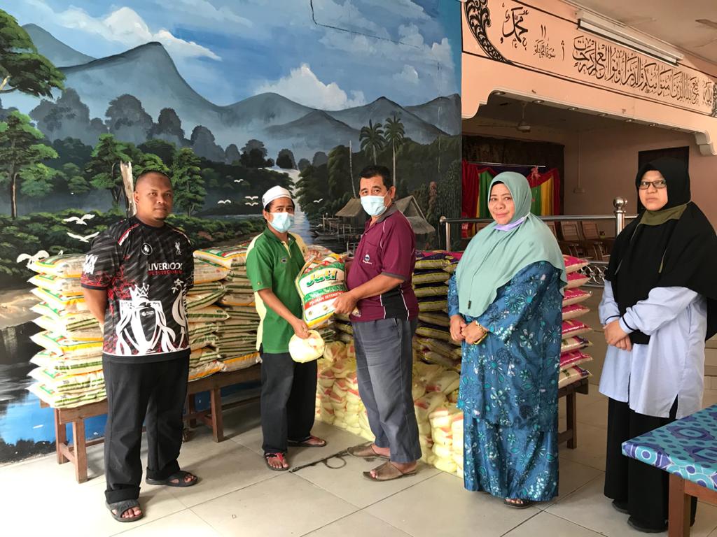 Kakitangan MDI Terima Sumbangan Barangan Dapur