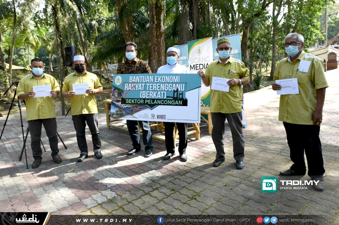 Pengusaha Teksi, Pemandu Pelancong Terima Bantuan RM44,100