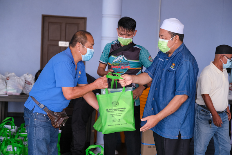 Giliran Nelayan Kemaman Terima Bantuan RM57,500