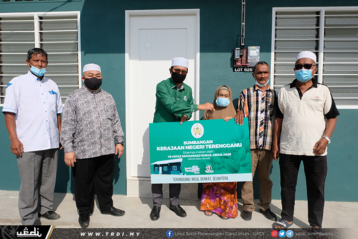 Mak Nik Terharu Terima Rumah Baharu