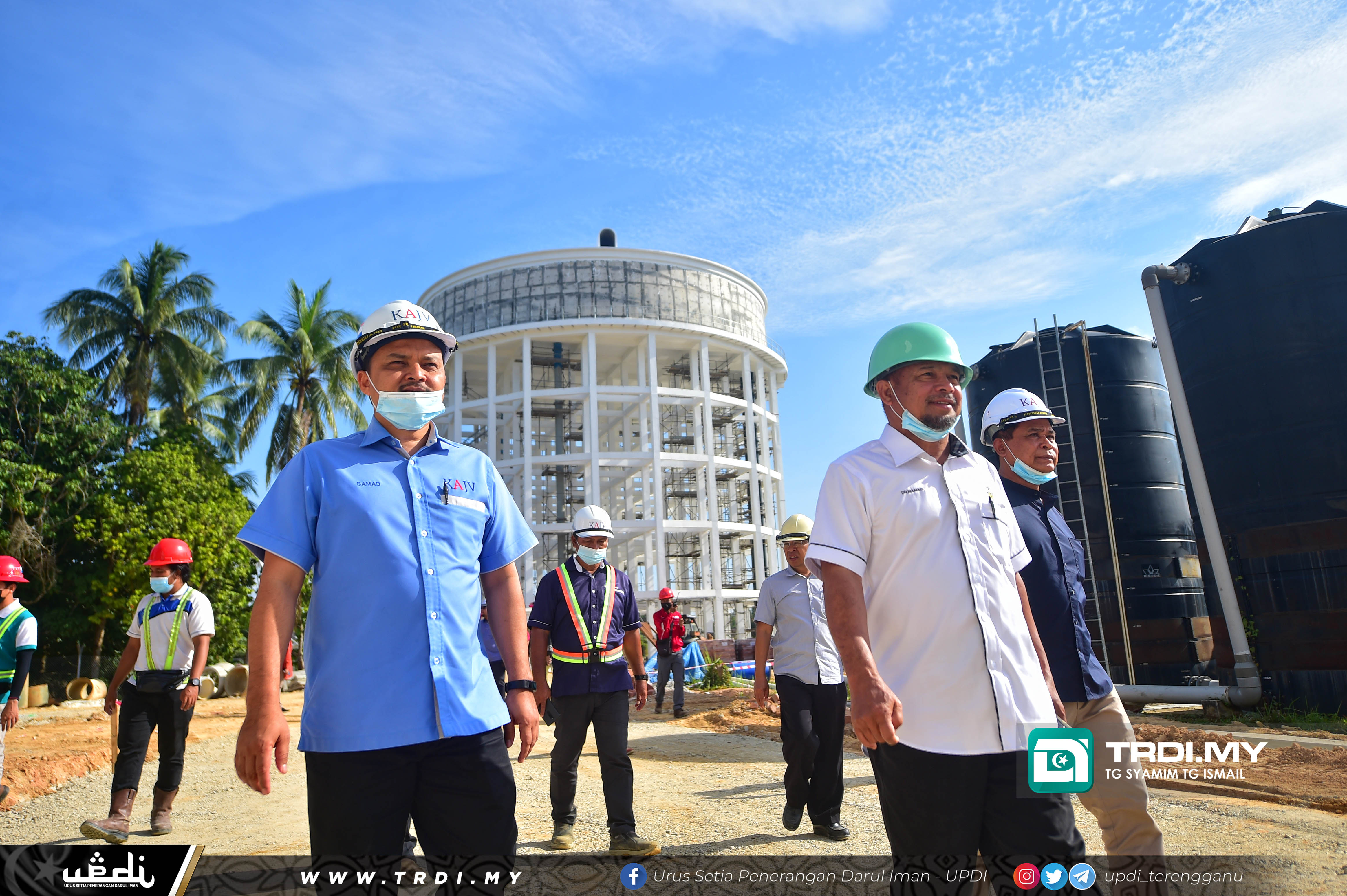 Pengerusi Jawatankuasa Infrastruktur, Kemudahan Awam, Utiliti dan Teknologi Hijau negeri, Dr Mamad Puteh dan Ketua Pegawai Eksekutif Syarikat Air Terengganu (SATU), Ir Atemin Sulong, memantau keadaan Loji air SATU Loji Air Pulau Bahagia, Kuala Terengganu.