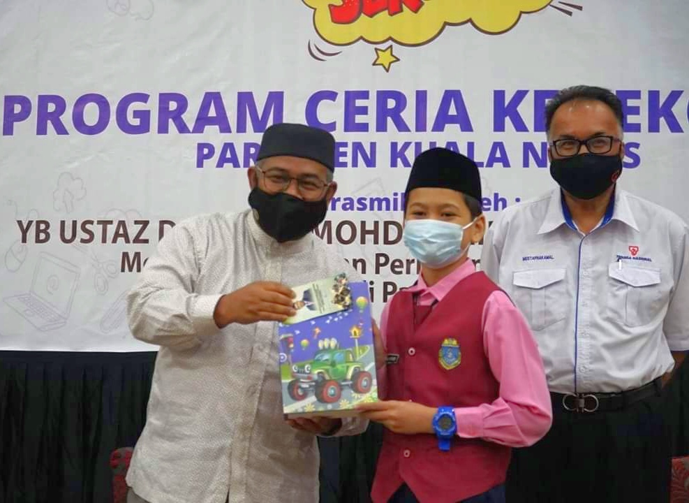 Pelajar Ceria Terima Bantuan Persekolahan TNB