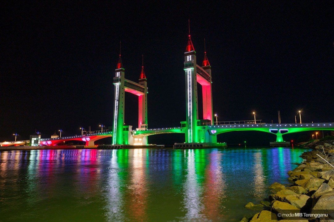 Drawbridge Diwarnai Cahaya Bendera Palestin Tanda Solidariti