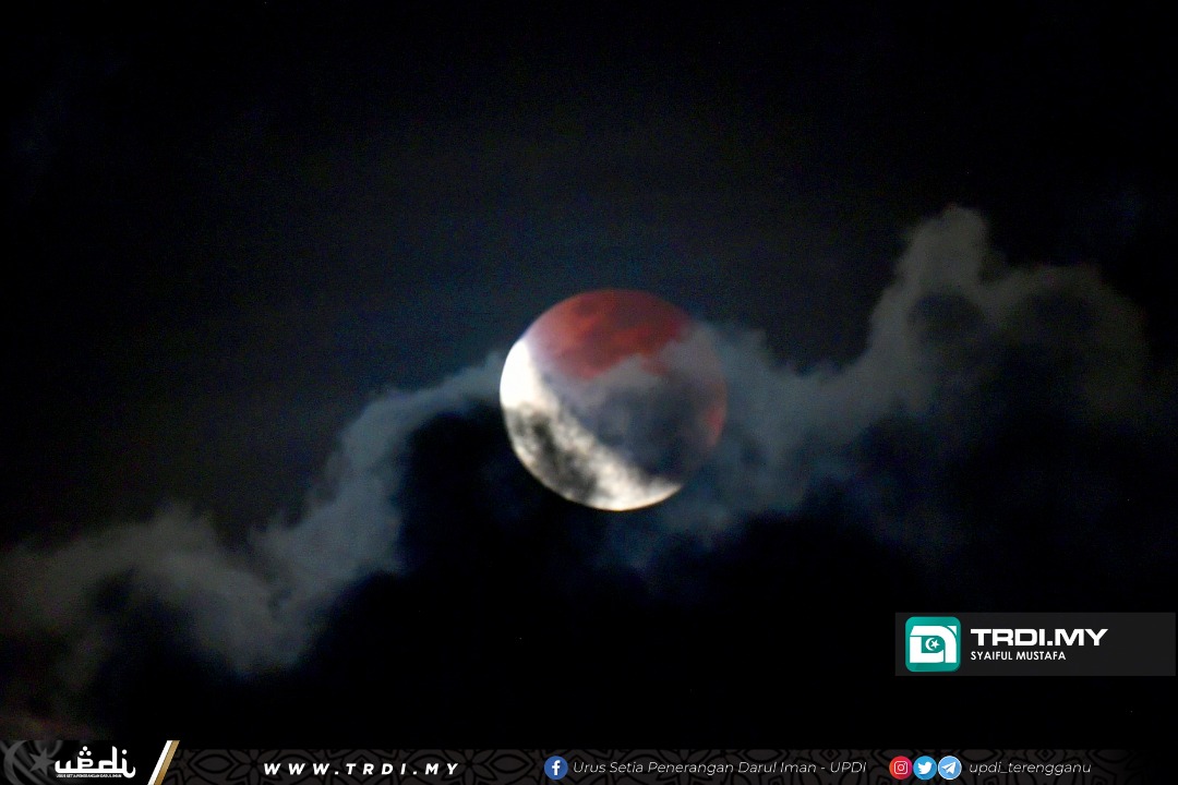 Cahaya 'Bulan Berdarah' Terangi Bandar Pesisir Pantai