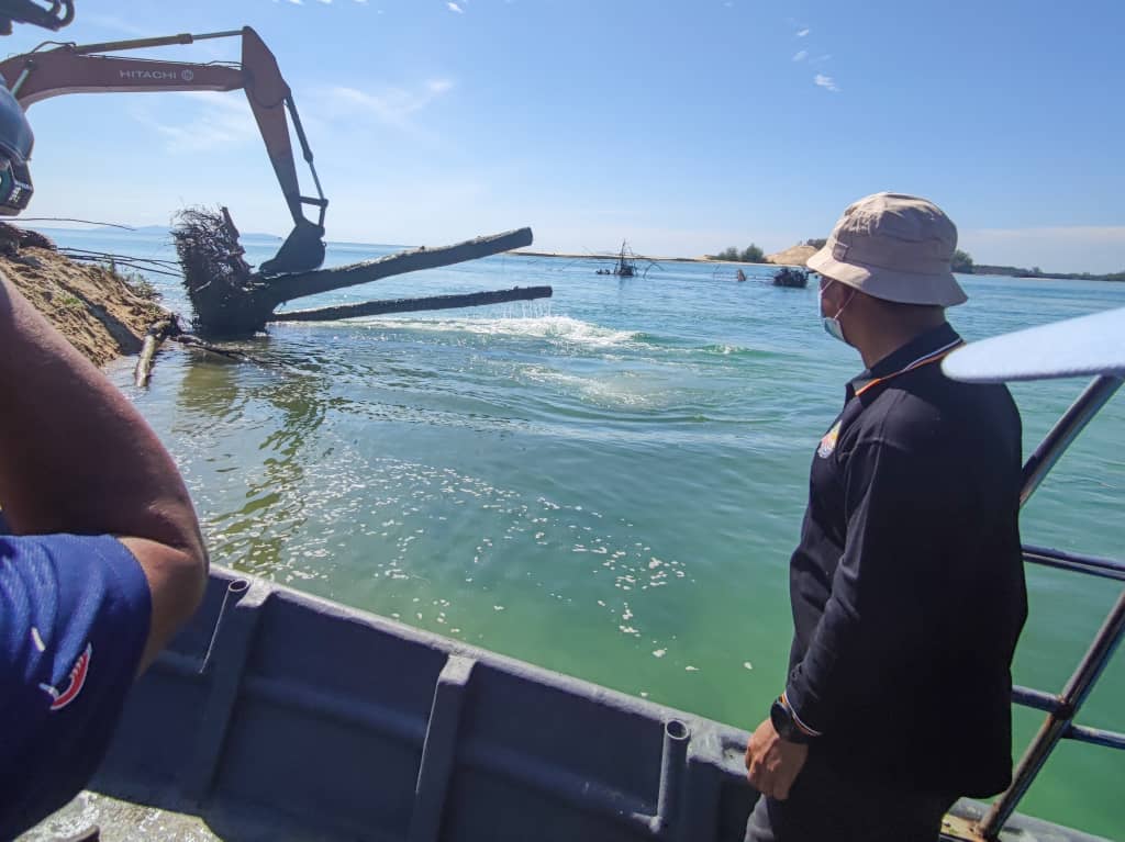 CSR Nelayan Bersihkan Laluan Kuala Setiu