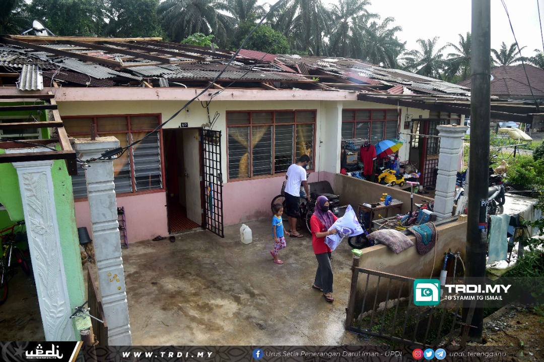 'Hanya Mampu Berpelukan Ketika Atap Diterbangkan Angin'