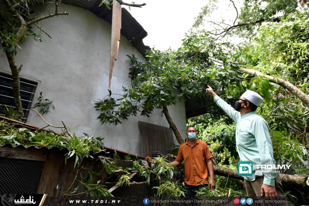 ADUN, JPKK Gotong-royong Bersih Rumah Mangsa Ribut