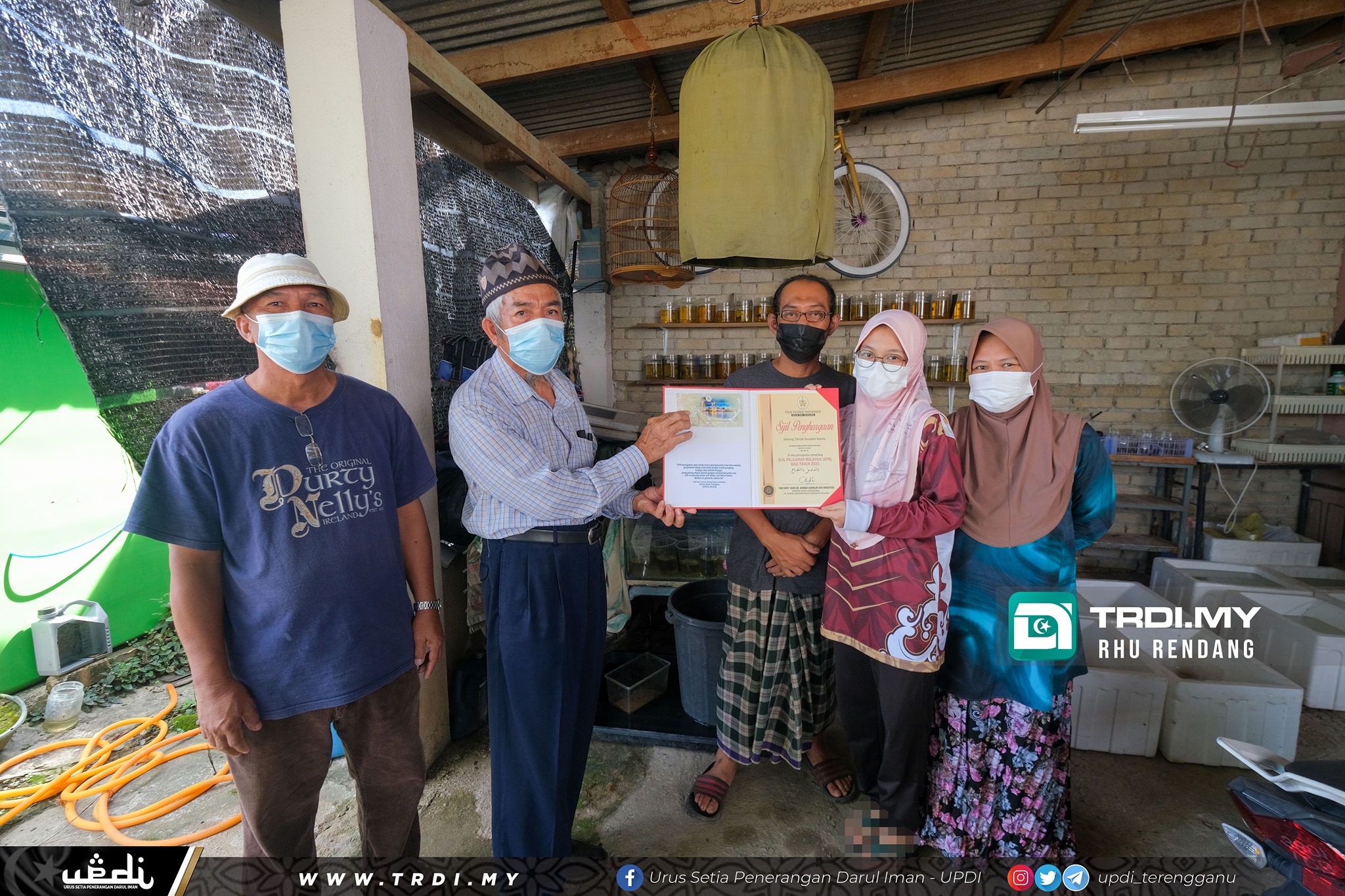 Pelajar Cemerlang SPM Terima Hadiah Kecemerlangan