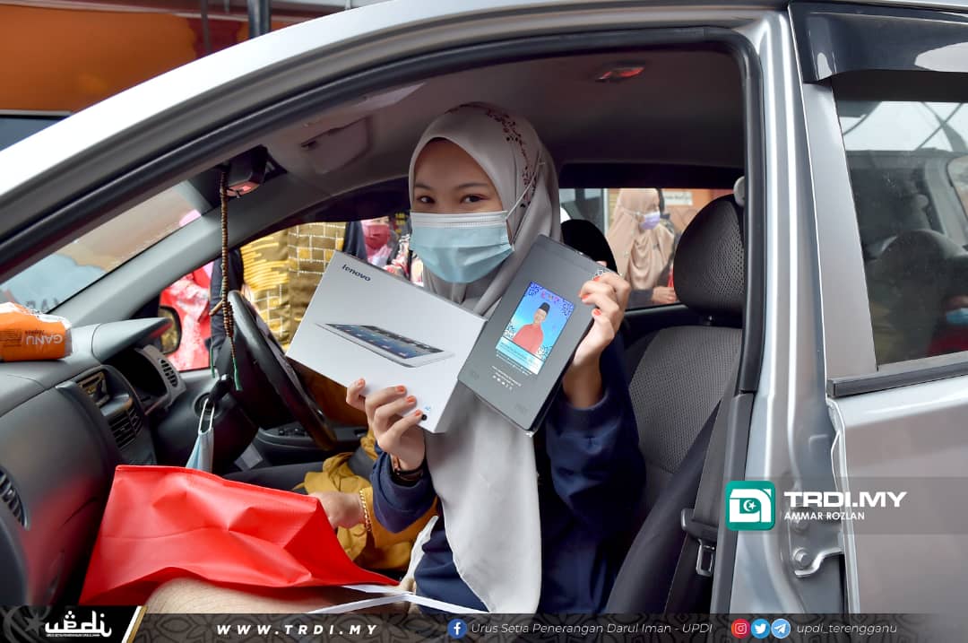 900 Pelajar Terima Tablet