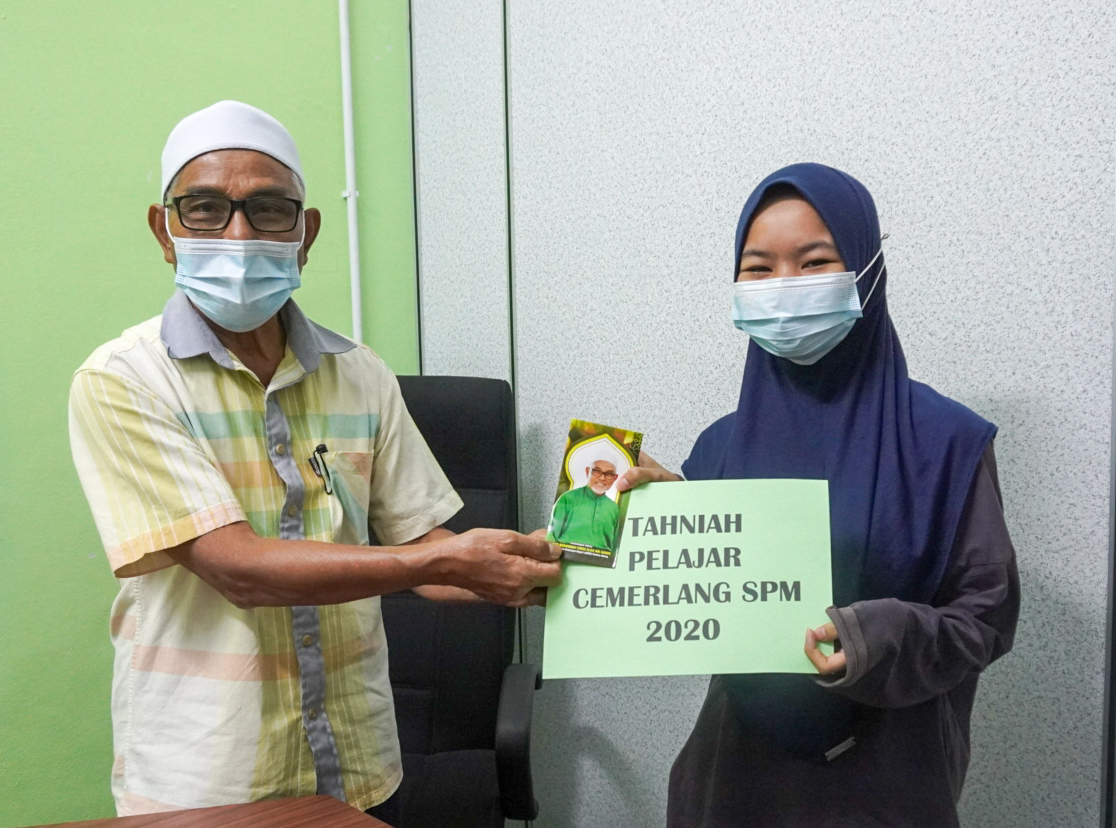 76 Pelajar Terima Hadiah Kecemerlangan