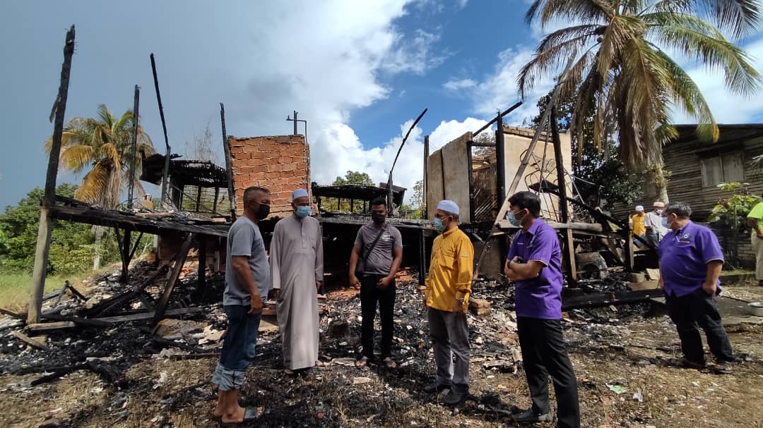 Tiga Beranak Tinggal Sehelai Sepinggang