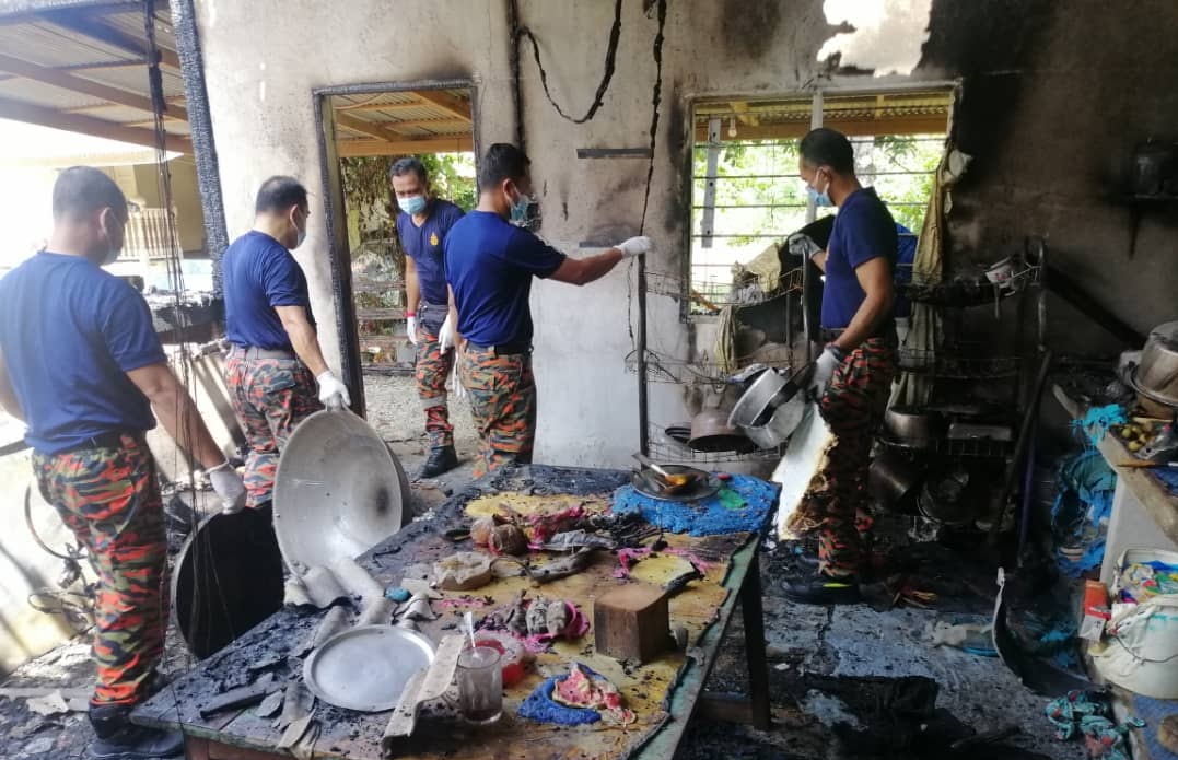 Bomba Salur Bantuan Kepada Keluarga Mangsa Kebakaran