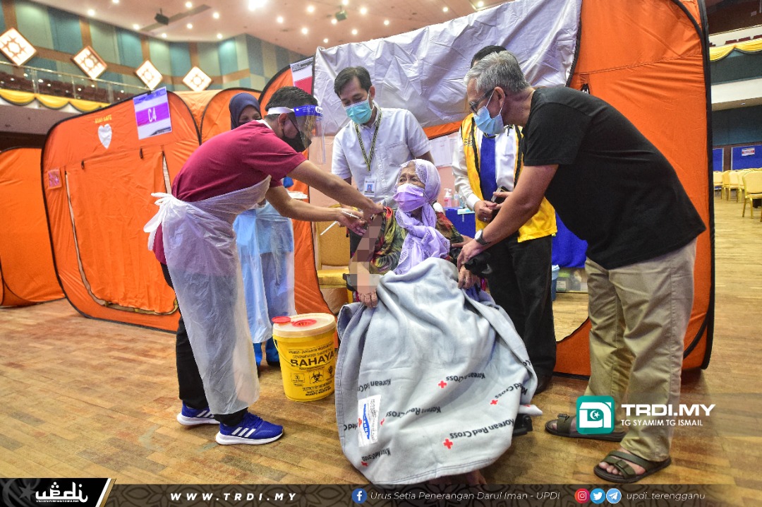 Nenek Berusia 102 Tahun Terima Suntikan Vaksin Dari Cucu Sendiri