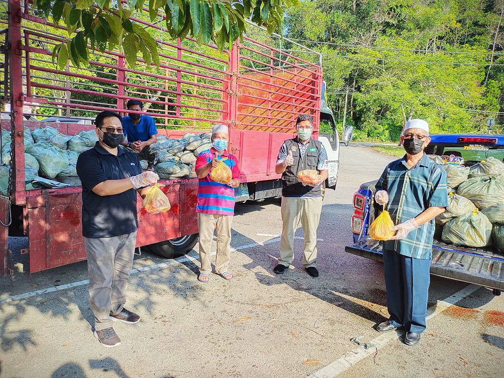 2 ADUN, Ahli Parlimen Kemaman Agih 1,636 Pek Ayam