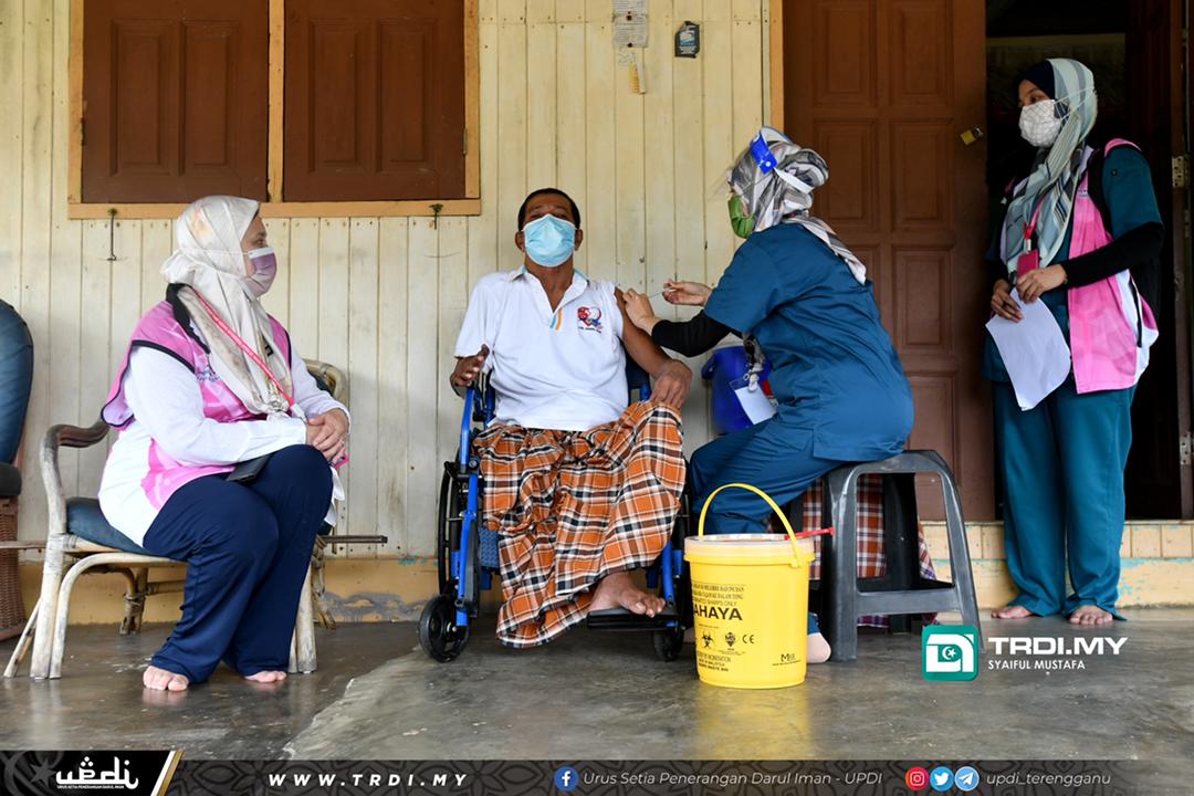 Kudung Kaki Tak Halang Warga Emas Dapatkan Vaksin