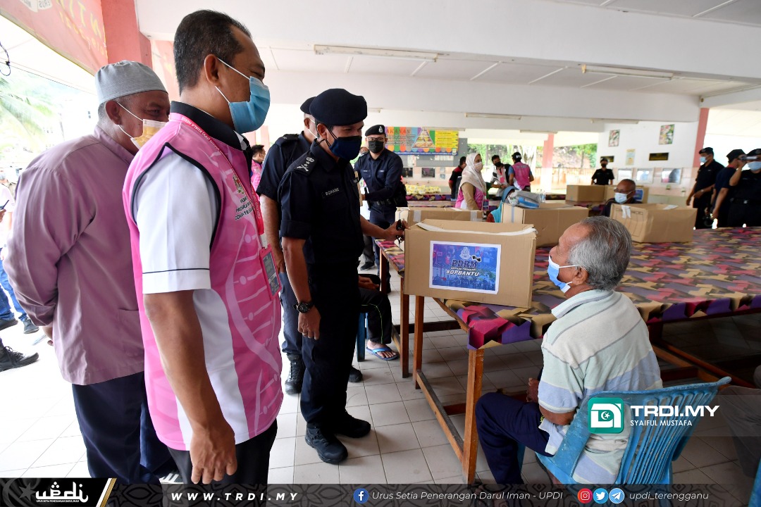 Polis Terengganu Bantu Komuniti Terjejas Di Pulau Redang
