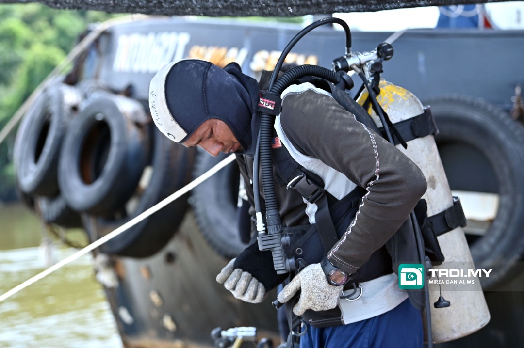 Enam Juruselam Siasat Paip Rosak Di Dasar Sungai