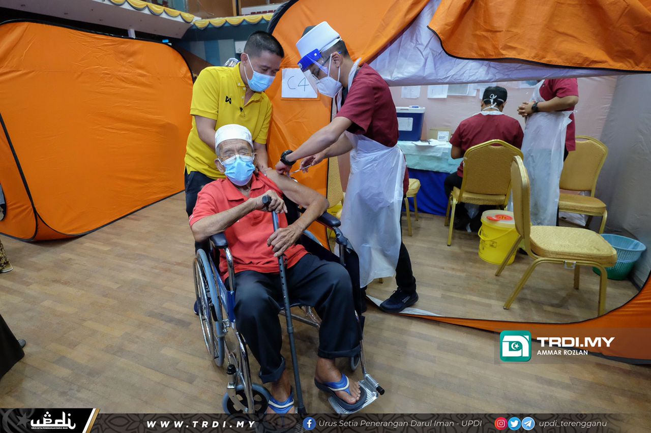 Teruja Untuk Ke Masjid, Warga Emas Terima Suntikan Vaksin