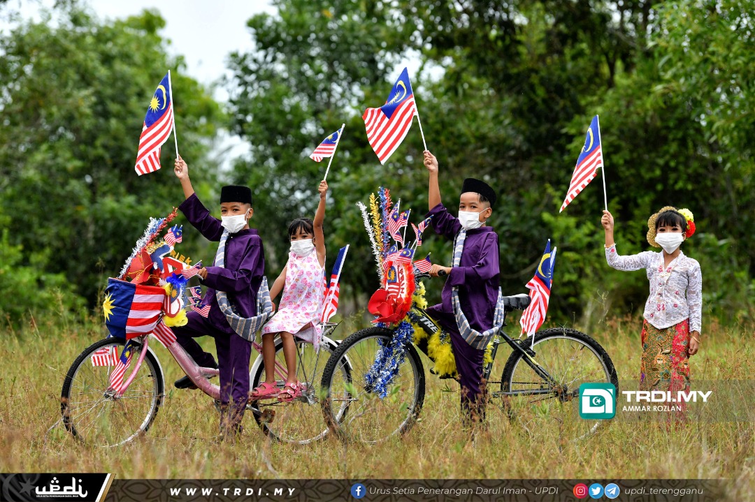 Fesyen Berbilang Kaum Empat Beradik Warnai Hari Malaysia 2021