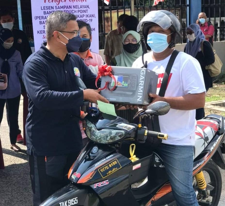 415 Nelayan Pesisir Pantai Terima Bantuan 'Touch Point'