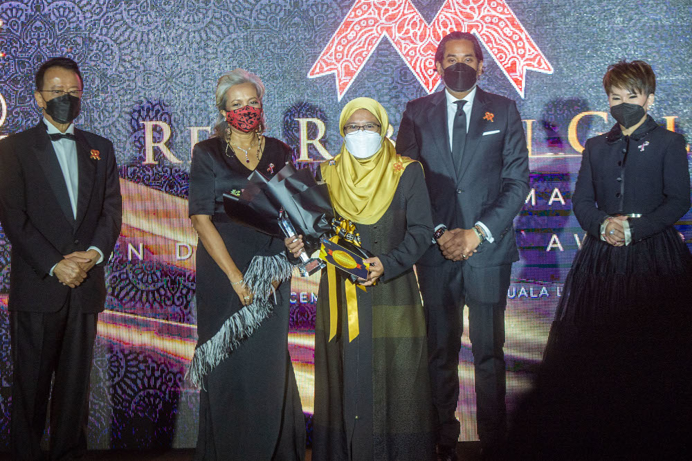 Pegawai Aids JKNT Terima Anugerah Bantu Pesakit HIV