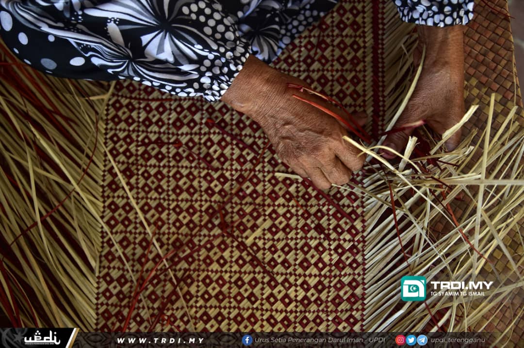 Anyaman Tikar Pandan Laut Unik Dan Mampu Bertahan Lama