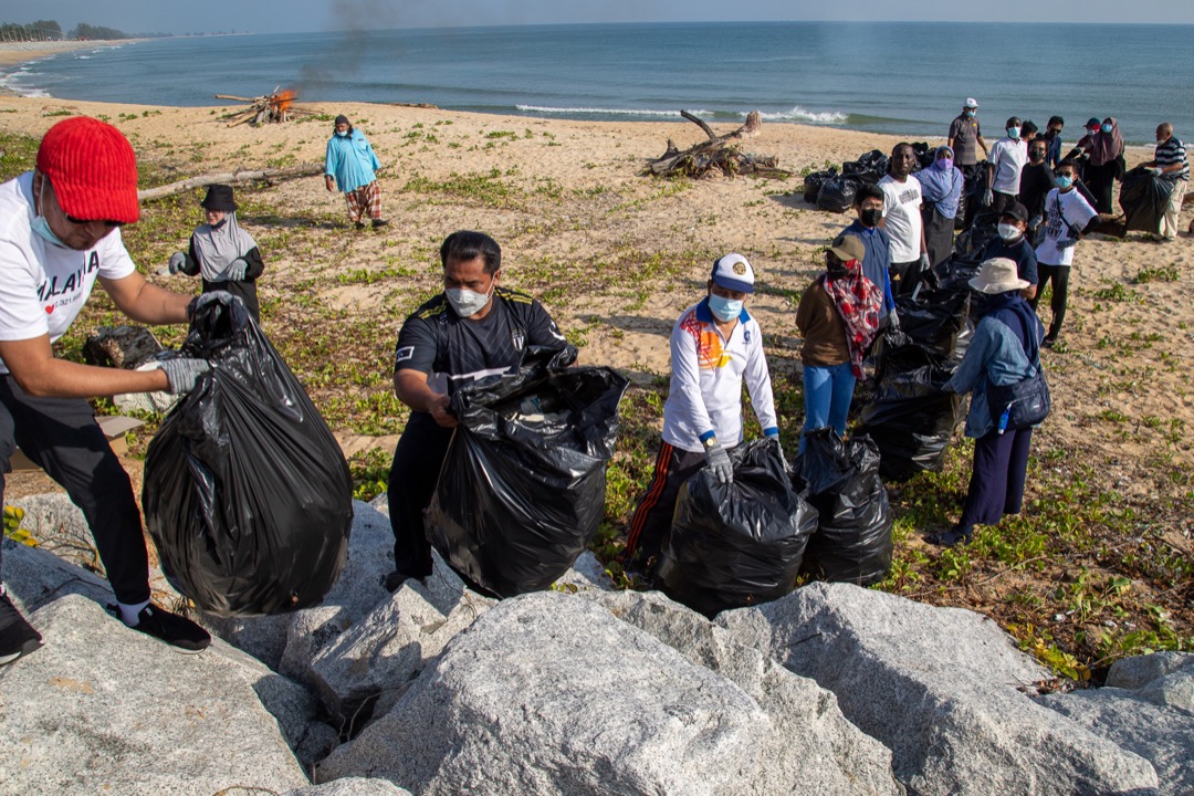 Pelajar UniSZA Kutip Satu Tan Sampah Di Pantai
