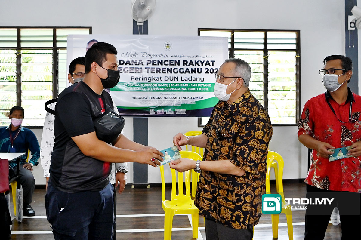 Giliran Warga Emas Dun Ladang Terima Wang Pencen